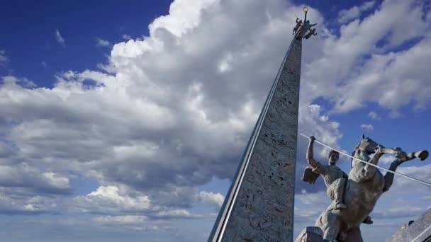 モスクワ ロシア 2020年7月23日 聖ジョージ記念碑が ロシア モスクワのビクトリー パークにあるポクロナヤの丘に龍を敷設 大祖国戦争中に亡くなった人々の記憶に基づいて建てられた記念複合施設 — ストック動画