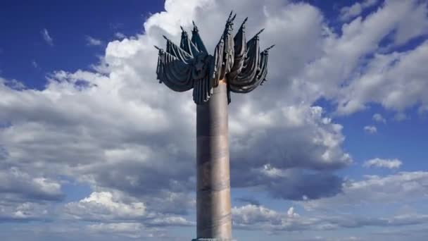莫斯科 俄罗斯 7月23日 位于俄罗斯莫斯科Poklonnaya山胜利公园的战争纪念碑 在移动的云彩中 为纪念在伟大的卫国战争中牺牲的人而建造的纪念馆 — 图库视频影像