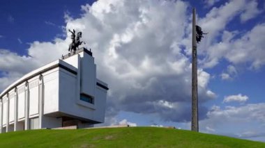 MOSCOW, RUSSIA - 23 Temmuz 2020: Poklonnaya Tepesi 'ndeki Zafer Parkı' nda (hareket eden bulutlara karşı) savaş anıtı, Moskova, Rusya. Büyük Vatanseverlik Savaşı 'nda ölenlerin anısına inşa edilen anıt kompleksi. 