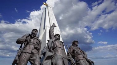 MOSCOW, RUSSIA - 23 Temmuz 2020: Poklonnaya Tepesi, Moskova, Rusya 'daki Zafer Parkı' nda Birinci Dünya Savaşı kahramanlarının anıtı 