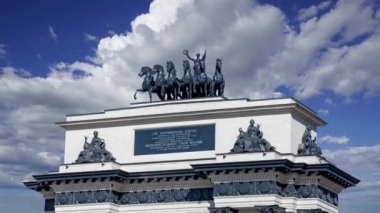 MOSCOW, RUSSIA - 23 Temmuz 2020: Moskova, Rusya 'daki Kutuzov Bulvarı' ndaki Zafer Kemeri. Bu Zafer Kemeri 1814 'te Rusça yazılmış büyük Rusya zaferinin anısına inşa edilmiştir. 