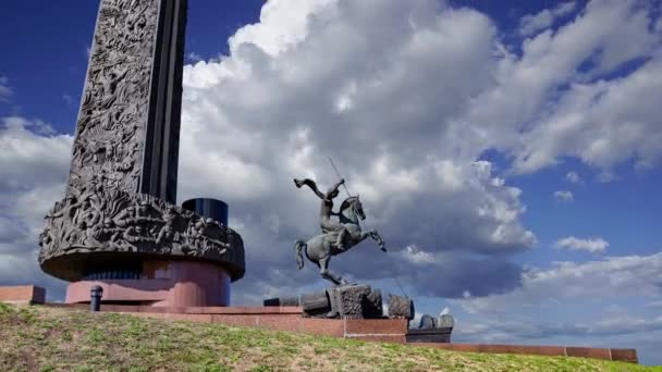 モスクワ ロシア 2020年7月23日 聖ジョージ記念碑が ロシア モスクワのビクトリー パークにあるポクロナヤの丘に龍を敷設 大祖国戦争中に亡くなった人々の記憶に基づいて建てられた記念複合施設 — ストック動画