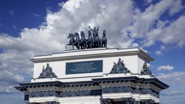 莫斯科 俄罗斯 7月23日 位于俄罗斯莫斯科库图佐夫大街的胜利拱门 这个胜利拱门是为了纪念1814年俄国在俄国取得的伟大胜利而建造的 — 图库视频影像