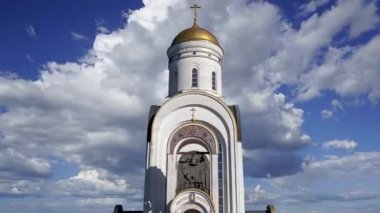 MOSCOW, RUSSIA - 23 Temmuz 2020: Moskova, Poklonnaya tepesindeki Aziz George Kilisesi, İsa dirildi, Rusya 'daki büyük vatansever yazıtlarda ölenlerin ebedi anısı  