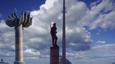 MOSCOW, RUSSIA - 23 Temmuz 2020: Poklonnaya Tepesi 'ndeki Zafer Parkı' nda (hareket eden bulutlara karşı) savaş anıtı, Moskova, Rusya. Büyük Vatanseverlik Savaşı 'nda ölenlerin anısına inşa edilen anıt kompleksi. 