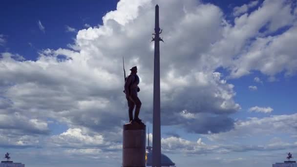 莫斯科 俄罗斯 7月23日 位于俄罗斯莫斯科Poklonnaya山胜利公园的战争纪念碑 在移动的云彩中 为纪念在伟大的卫国战争中牺牲的人而建造的纪念馆 — 图库视频影像