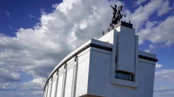 モスクワ ロシア 2020年7月23日 ポクロナヤ丘 移動雲に対する モスクワ ロシアのビクトリー公園での戦争記念碑 大祖国戦争で亡くなった人々を追悼するために建てられた記念館 — ストック動画