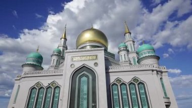 Moskova Katedral Camii hareketli bulutlara karşı, Rusya -- Moskova 'nın ana camisi, yeni bir dönüm noktası 
