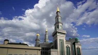 Moskova Katedral Camii hareketli bulutlara karşı, Rusya -- Moskova 'nın ana camisi, yeni bir dönüm noktası 
