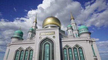 Moskova Katedral Camii hareketli bulutlara karşı, Rusya -- Moskova 'nın ana camisi, yeni bir dönüm noktası 