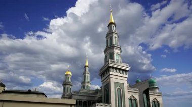 Moskova Katedral Camii hareketli bulutlara karşı, Rusya -- Moskova 'nın ana camisi, yeni bir dönüm noktası 