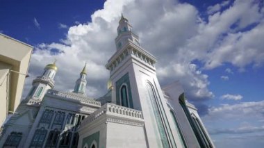 Moskova Katedral Camii hareketli bulutlara karşı, Rusya -- Moskova 'nın ana camisi, yeni bir dönüm noktası 