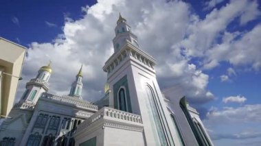Moskova Katedral Camii hareketli bulutlara karşı, Rusya -- Moskova 'nın ana camisi, yeni bir dönüm noktası 
