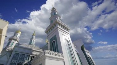 Moskova Katedral Camii hareketli bulutlara karşı, Rusya -- Moskova 'nın ana camisi, yeni bir dönüm noktası 