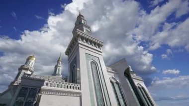 Moskova Katedral Camii hareketli bulutlara karşı, Rusya -- Moskova 'nın ana camisi, yeni bir dönüm noktası 