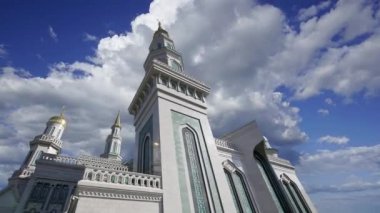 Moskova Katedral Camii hareketli bulutlara karşı, Rusya -- Moskova 'nın ana camisi, yeni bir dönüm noktası 
