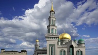 Moskova Katedral Camii hareketli bulutlara karşı, Rusya -- Moskova 'nın ana camisi, yeni bir dönüm noktası 