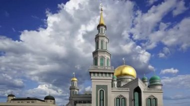 Moskova Katedral Camii hareketli bulutlara karşı, Rusya -- Moskova 'nın ana camisi, yeni bir dönüm noktası 