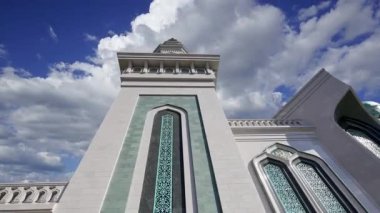Moskova Katedral Camii hareketli bulutlara karşı, Rusya -- Moskova 'nın ana camisi, yeni bir dönüm noktası 