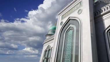Moskova Katedral Camii hareketli bulutlara karşı, Rusya -- Moskova 'nın ana camisi, yeni bir dönüm noktası 