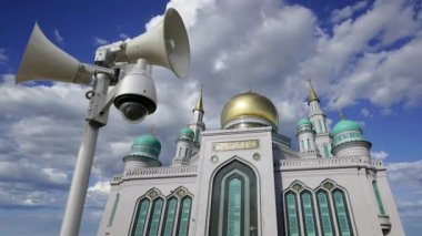 Moskova Katedral Camii hareketli bulutlara karşı, Rusya -- Moskova 'nın ana camisi, yeni bir dönüm noktası 