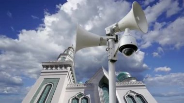Moskova Katedral Camii hareketli bulutlara karşı, Rusya -- Moskova 'nın ana camisi, yeni bir dönüm noktası 