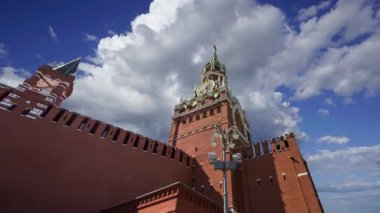 Moskova Kremlin, Rusya. Spasskaya Kulesi hareket eden bulutlara karşı. UNESCO Dünya Mirası Alanı  