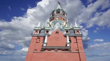 Moskova Kremlin, Rusya. Spasskaya Kulesi hareket eden bulutlara karşı. UNESCO Dünya Mirası Alanı  