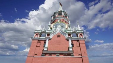 Moskova Kremlin, Rusya. Spasskaya Kulesi hareket eden bulutlara karşı. UNESCO Dünya Mirası Alanı  