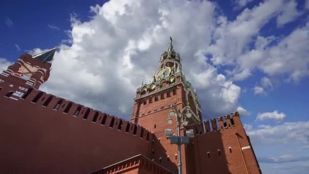 Moskva Kreml Ryssland Spasskaja Tower Mot Rörliga Molnen Unescos Världsarvslista — Stockvideo