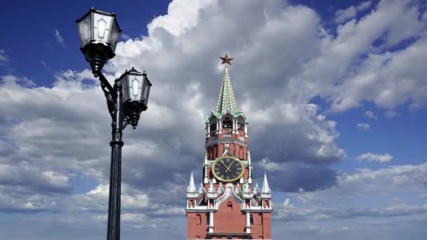ロシアのモスクワ クレムリン 動く雲に対してSpasskayaタワー ユネスコ世界遺産 — ストック動画