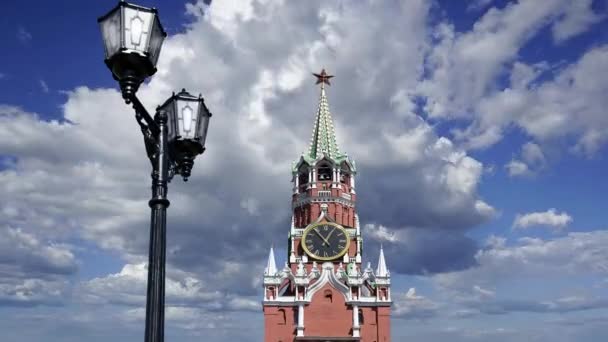 Moskva Kreml Ryssland Spasskaja Tower Mot Rörliga Molnen Unescos Världsarvslista — Stockvideo