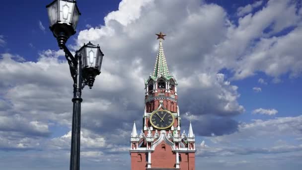 Moskauer Kreml Russland Spasskaja Turm Gegen Die Sich Bewegenden Wolken — Stockvideo
