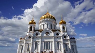 Kurtarıcı Katedral İsa (gün) hareket eden bulutlara karşı, Moskova, Rusya