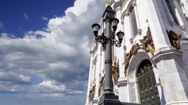 Kurtarıcı Katedral İsa (gün) hareket eden bulutlara karşı, Moskova, Rusya