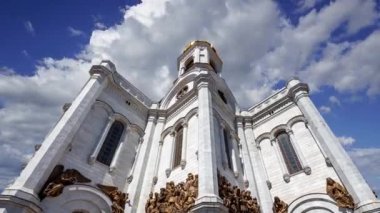 Kurtarıcı Katedral İsa (gün) hareket eden bulutlara karşı, Moskova, Rusya