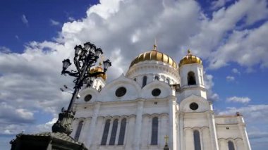 Kurtarıcı Katedral İsa (gün) hareket eden bulutlara karşı, Moskova, Rusya