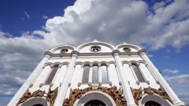 Kurtarıcı Katedral İsa (gün) hareket eden bulutlara karşı, Moskova, Rusya