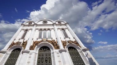 Kurtarıcı Katedral İsa (gün) hareket eden bulutlara karşı, Moskova, Rusya