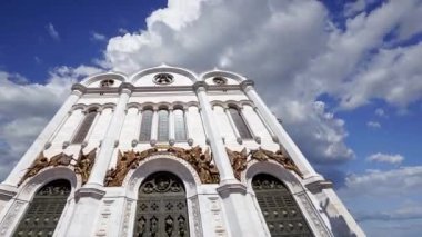 Kurtarıcı Katedral İsa (gün) hareket eden bulutlara karşı, Moskova, Rusya