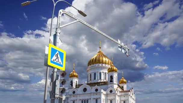 Kristus Vapahtajan Katedraali Päivä Liikkuvia Pilviä Vastaan Moskova Venäjä — kuvapankkivideo