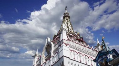 Izmaylovo 'daki Kremlin, Moskova, Rusya' daki hareketli bulutlara karşı ünlü İzmaylovo Vernissage 'a dayanan eşsiz kültür ve eğlence merkezi.