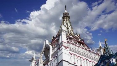 Izmaylovo 'daki Kremlin, Moskova, Rusya' daki hareketli bulutlara karşı ünlü İzmaylovo Vernissage 'a dayanan eşsiz kültür ve eğlence merkezi.