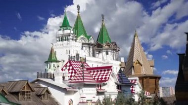 Izmaylovo 'daki Kremlin, Moskova, Rusya' daki hareketli bulutlara karşı ünlü İzmaylovo Vernissage 'a dayanan eşsiz kültür ve eğlence merkezi.