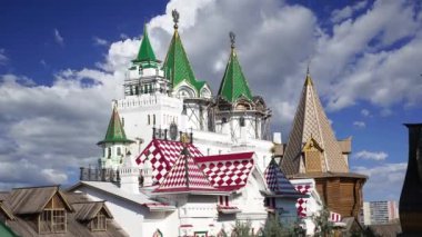 Izmaylovo 'daki Kremlin, Moskova, Rusya' daki hareketli bulutlara karşı ünlü İzmaylovo Vernissage 'a dayanan eşsiz kültür ve eğlence merkezi.