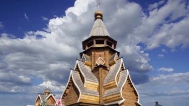 Izmailovsky Kremlin 'deki Aziz Niklas Kilisesi (Kremlin in Izmailovo) hareketli bulutlara karşı, Moskova, Rusya. Yeni kilise, Rus ahşap mimarisinin geleneklerine göre inşa edildi. 