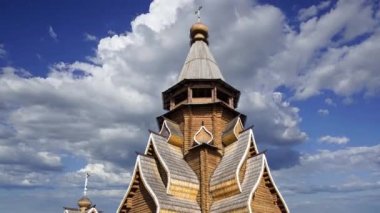 Izmailovsky Kremlin 'deki Aziz Niklas Kilisesi (Kremlin in Izmailovo) hareketli bulutlara karşı, Moskova, Rusya. Yeni kilise, Rus ahşap mimarisinin geleneklerine göre inşa edildi. 