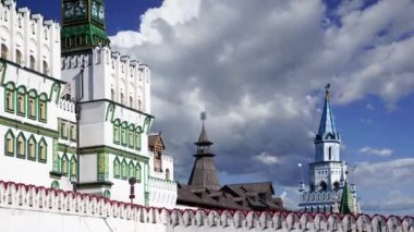 Izmaylovo 'daki Kremlin, Moskova, Rusya' daki hareketli bulutlara karşı ünlü İzmaylovo Vernissage 'a dayanan eşsiz kültür ve eğlence merkezi.
