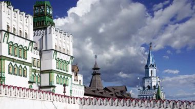 Izmaylovo 'daki Kremlin, Moskova, Rusya' daki hareketli bulutlara karşı ünlü İzmaylovo Vernissage 'a dayanan eşsiz kültür ve eğlence merkezi.