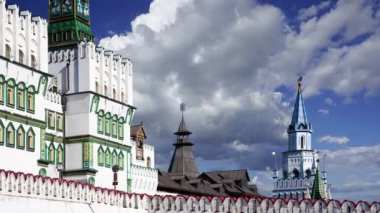 Izmaylovo 'daki Kremlin, Moskova, Rusya' daki hareketli bulutlara karşı ünlü İzmaylovo Vernissage 'a dayanan eşsiz kültür ve eğlence merkezi.